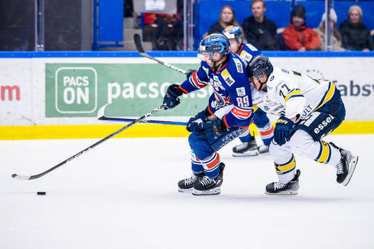 Växjös Jayden Halbgewachs och HV71s Herman Hansson