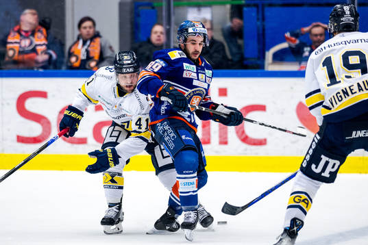 HV71s Chad Billins och Växjös Jayden Halbgewachs