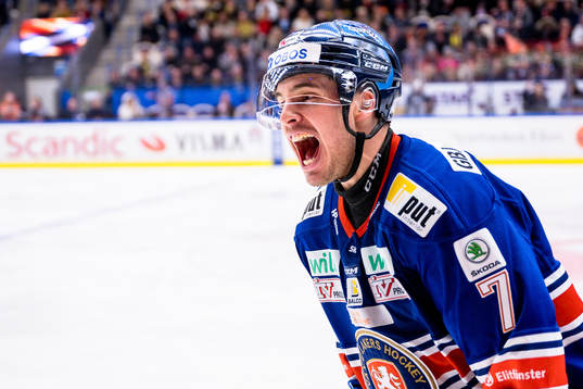 Växjös Hardy Häman Aktell jublar