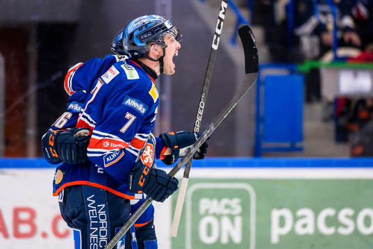 Växjös Hardy Häman Aktell jublar