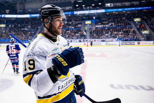 HV71s Sam Vigneault jublar