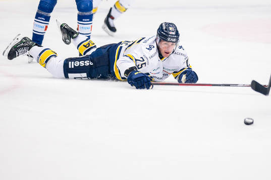 HV71s Radan Lenc faller