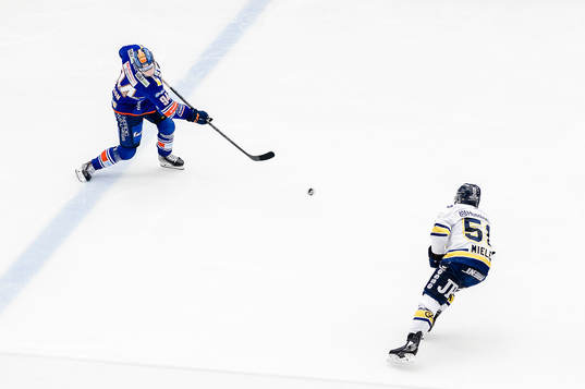 Växjös Joel Persson skjuter