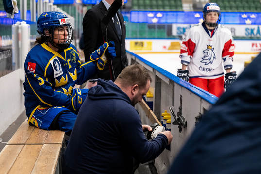 Anna Kjellbin and equipment manager Rickard Regnell of
