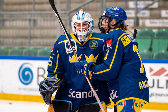 Goaltender Tindra Holm ahead and Jenny Antonsson of Sweden