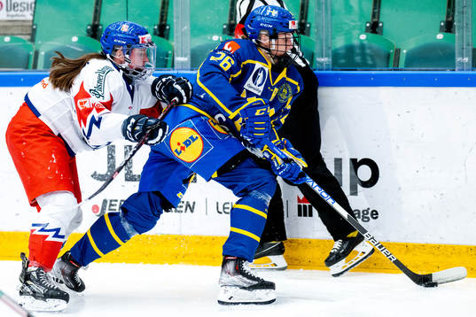 Adela Juzkova of Czech Republic and Hanna Olsson of Sweden