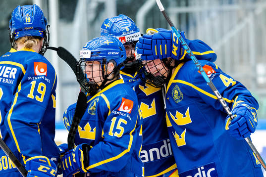 Linnéa Andersson celebrates with Annie Silén of Sweden