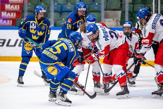 Lisa Johansson of Sweden and Vendula Pribylova of Czech