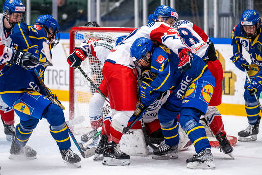 Klara Hymlarova of Czech Republic and Anna Kjellbin of