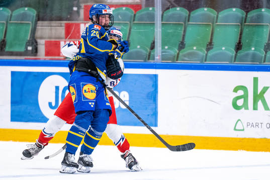 Olivia Carlsson of Sweden and Michaela Pejzlova of Czech