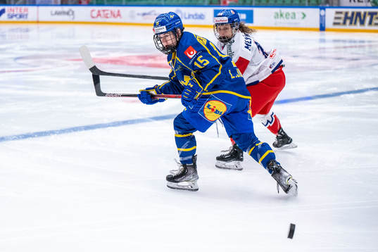 Lisa Johansson of Sweden and Natalie Mlynkova of Czech