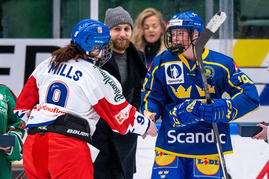 Alena Mills of Czech Republic and Sara Hjalmarsson of