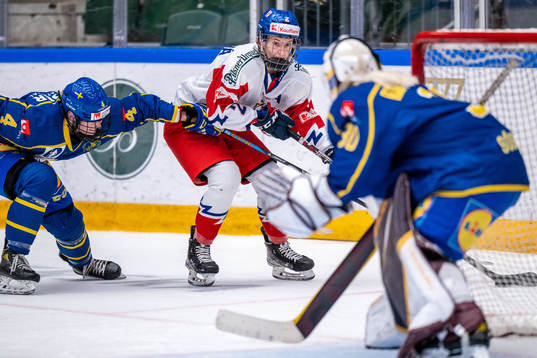 Linnéa Andersson of Sweden and Aneta Tejralova of Czech