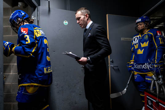 Anna Kjellbin, goaltender coach Ola Kahem and Josefin