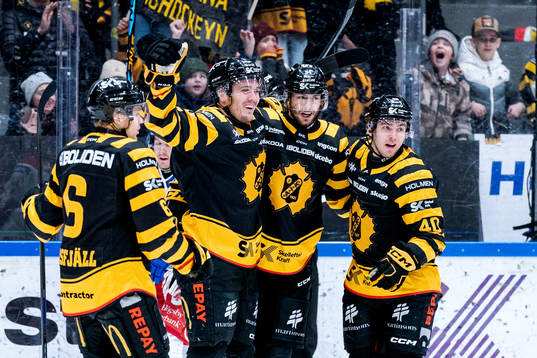 Skellefteås Max Lindholm jublar med lagkamrater