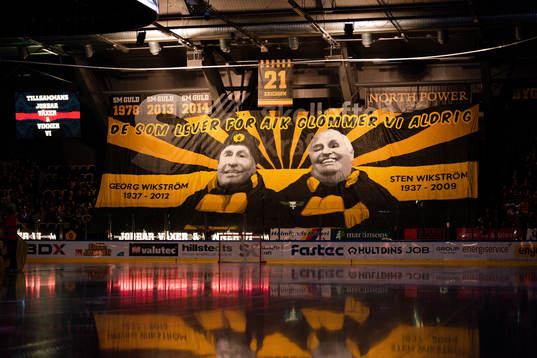 Tifo på Sten och Georg Wikström före ishockeymatchen i