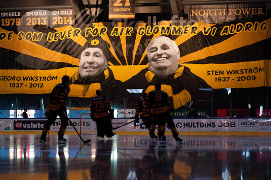 Tifo på Sten och Georg Wikström före ishockeymatchen i