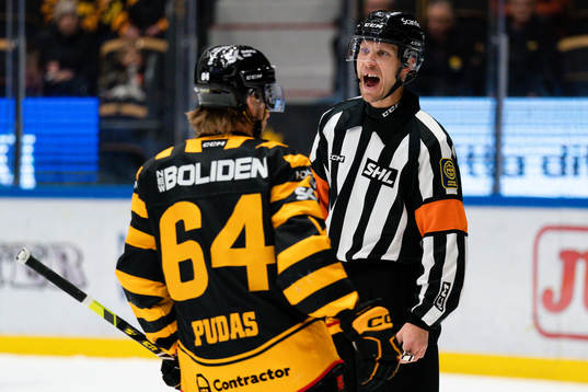Skellefteås Jonathan Pudas och domare Andreas Harnebring