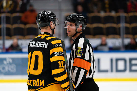 Skellefteås Joakim Lindström och domare Andreas Harnebring
