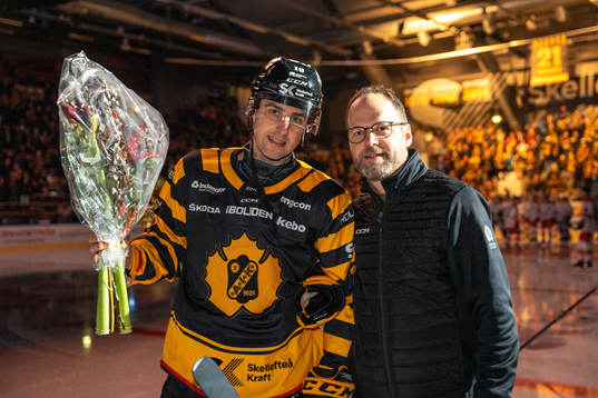 Skellefteås Joakim Lindström firas av sportchef Niclas