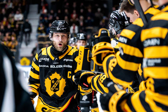 Skellefteås Oscar Möller jublar med lagkamrater