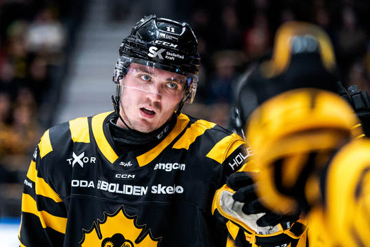 Skellefteås Max Lindholm jublar med lagkamrater