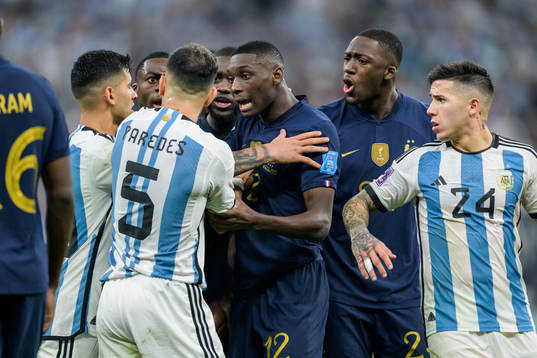 Leandro Paredes of Argentina and Randal Kolo Muani of France