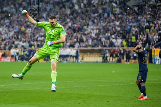 goalkeeper Emiliano Martinez of Argentina celebrates