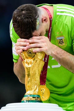goalkeeper Emiliano Martinez of Argentina celebrates with