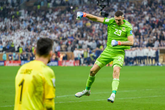 goalkeeper Emiliano Martinez of Argentina celebrates