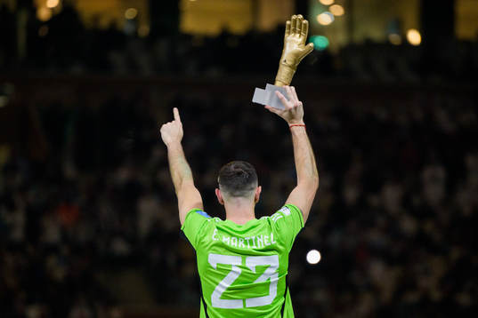 goalkeeper Emiliano Martinez of Argentina with his award
