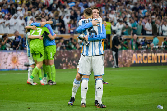 German Pezzella and Juan Foyth of Argentina celebrate