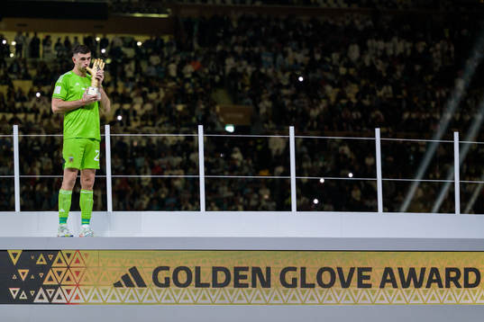 goalkeeper Emiliano Martinez of Argentina celebrate with