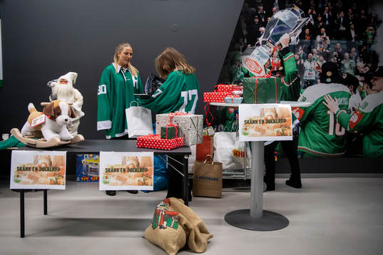 Filippa Mörk och Amanda Korp vid en  julklappsinsamling
