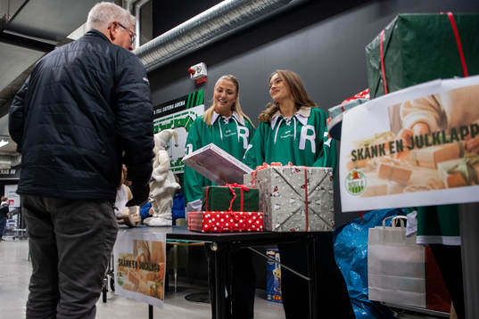 Filippa Mörk och Amanda Korp vid en  julklappsinsamling