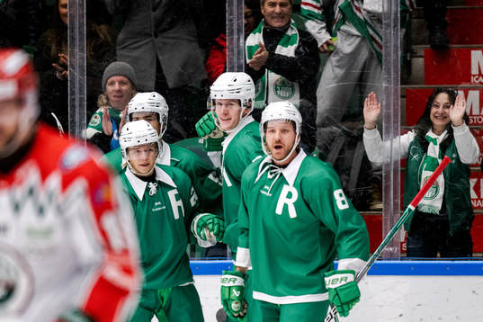 Rögles Adam Edström jublar med lagkamrater