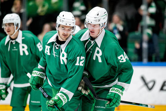 Rögles målskytt Adam Edström och Brady Ferguson jublar
