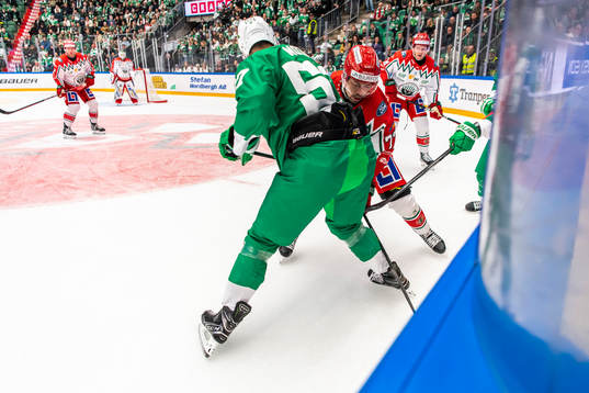 Rögles Vojtech Mozik  och Frölundas Patrik Carlsson