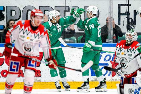Rögles Daniel Zaar jublar med lagkamrater