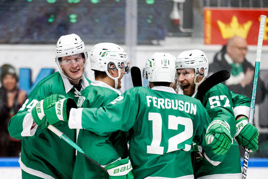 Rögles Adam Edström jublar med lagkamrater