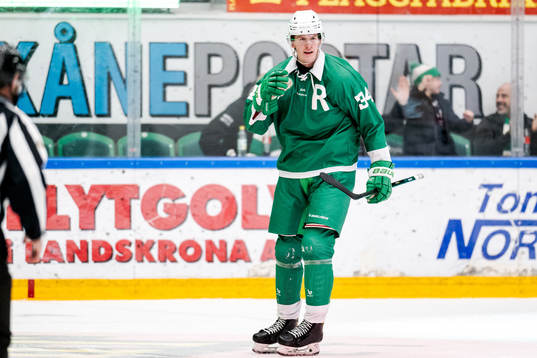 Rögles Adam Edström jublar