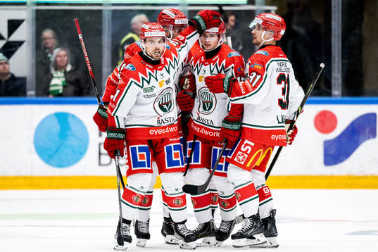 Frölundas Mats Rosseli Olsen jublar med lagkamrater