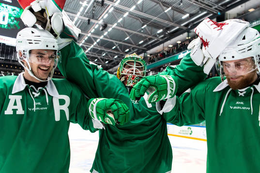 Rögles Brady Ferguson, målvakt Christoffer Rifalk och