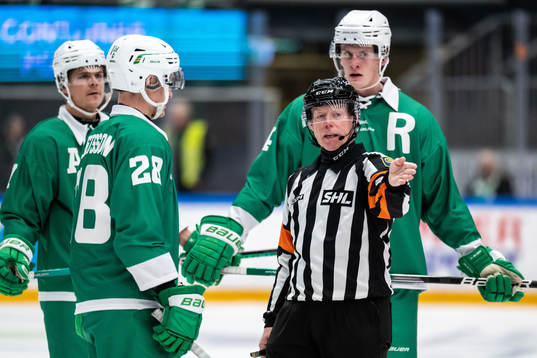Rögles Anton Bengtsson och domare Pehr Claesson