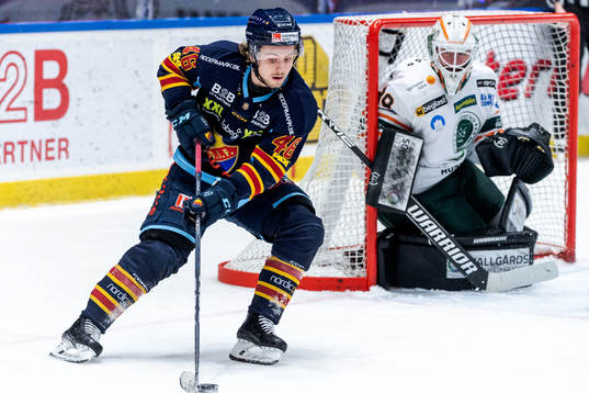 Djurgårdens Tim Söderlund och Kristianstads målvakt