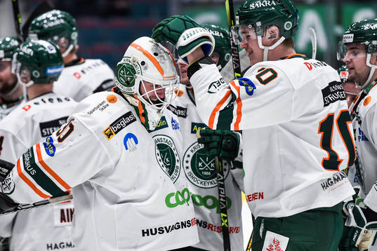 Kristianstads målvakt Filip Larsson jublar