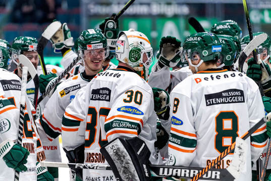 Kristianstads målvakt Filip Larsson jublar med lagkamrater