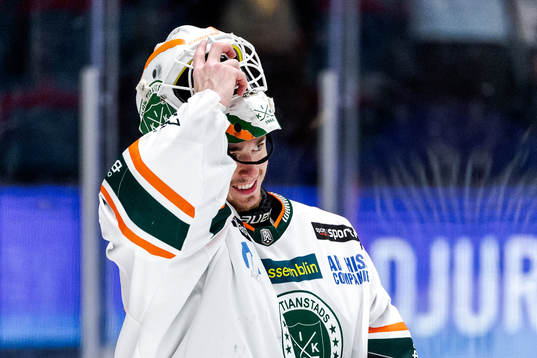 Kristianstads målvakt Filip Larsson jublar