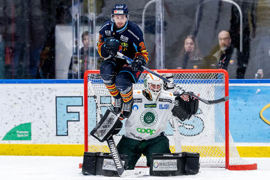 Djurgårdens Marcus Kruger och Kristianstads målvakt Filip