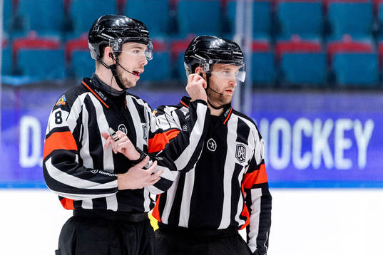 Domare Oscar Niklasson och domare Niklas Johansson